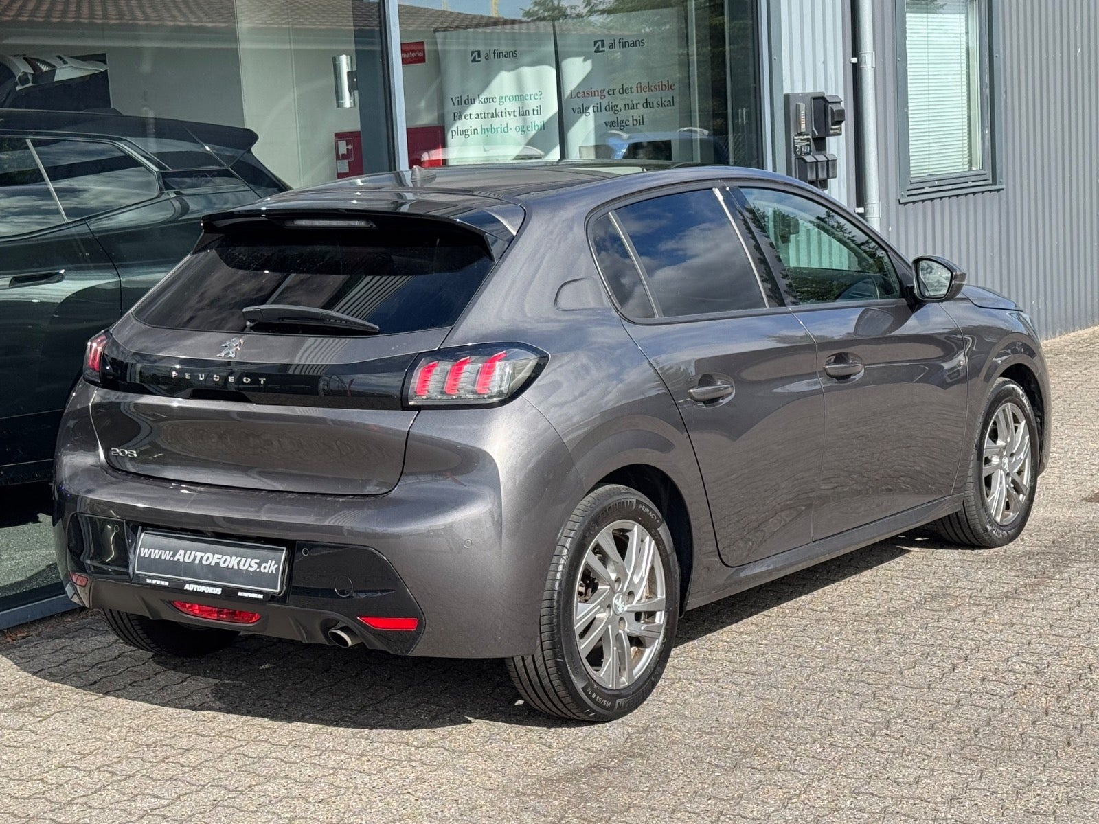 Grå Peugeot 208 fra 2020
