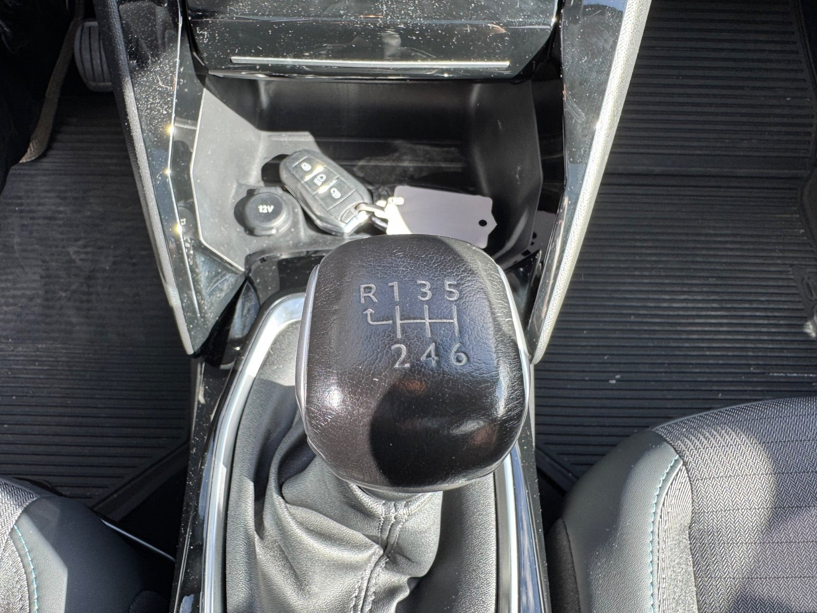 Grå Peugeot 208 fra 2020