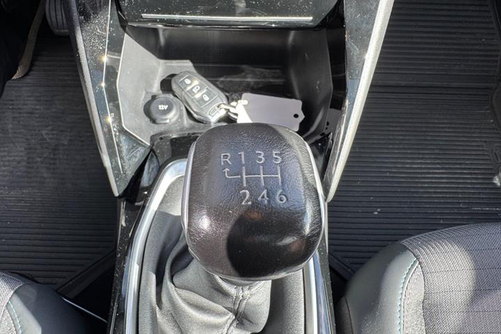 Grå Peugeot 208 fra 2020