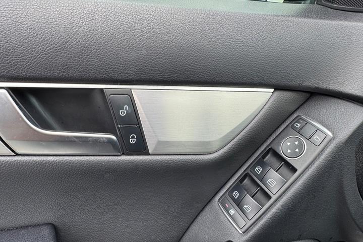 Hvid Mercedes C180 fra 2013