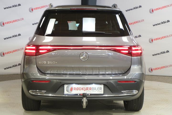 Grå Mercedes EQB250+ fra 2025