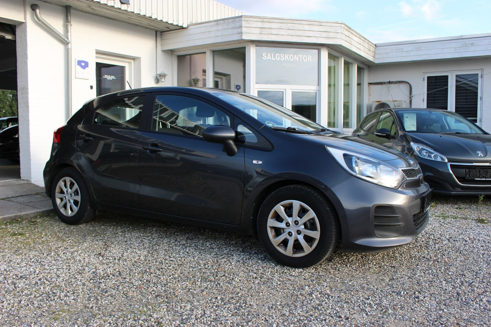 Grå Kia Rio fra 2016
