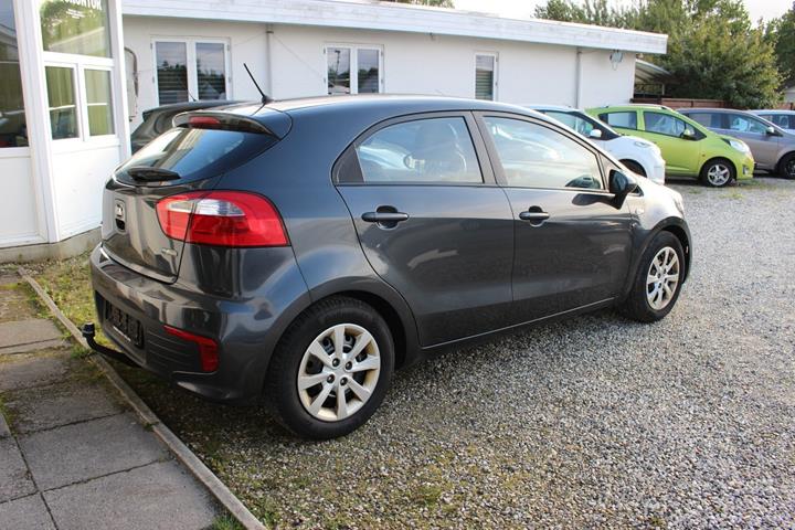 Grå Kia Rio fra 2016