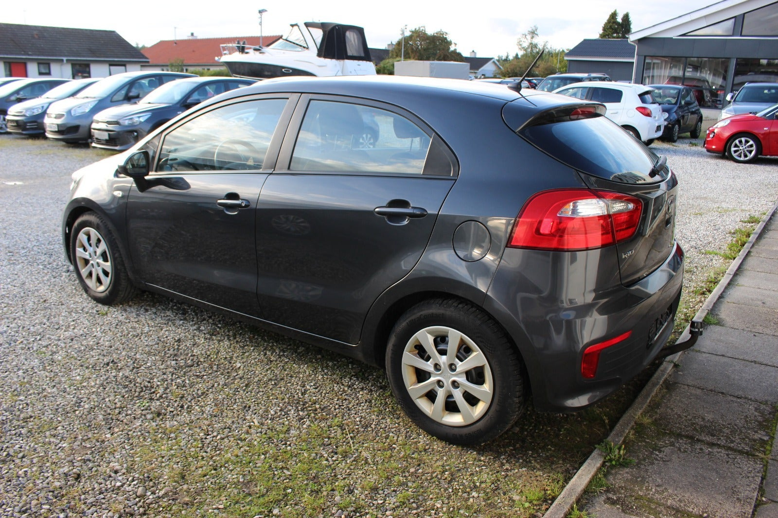 Grå Kia Rio fra 2016