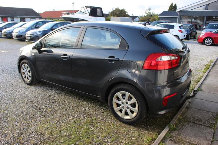 Grå Kia Rio fra 2016