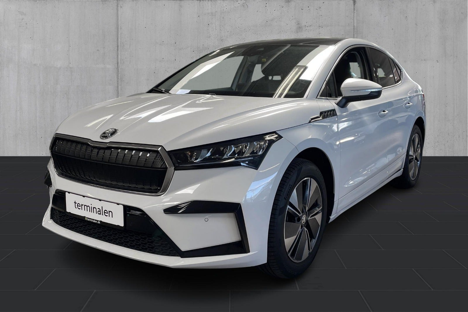 Hvid Skoda Enyaq fra 2023