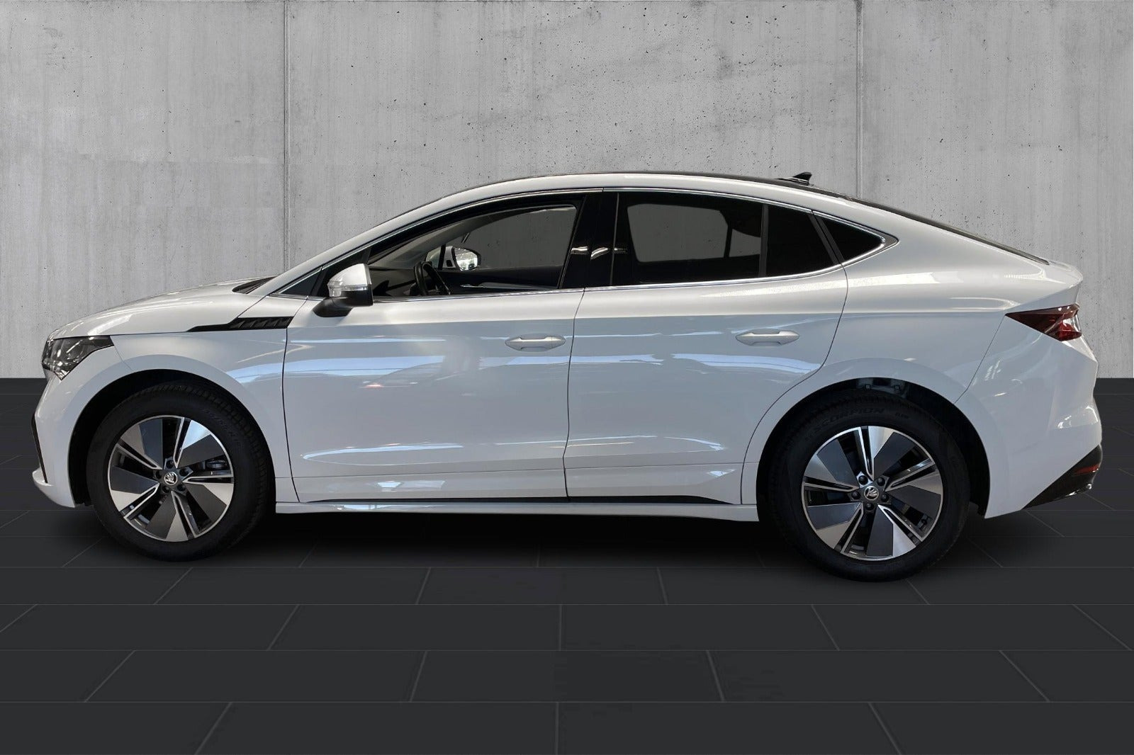 Hvid Skoda Enyaq fra 2023