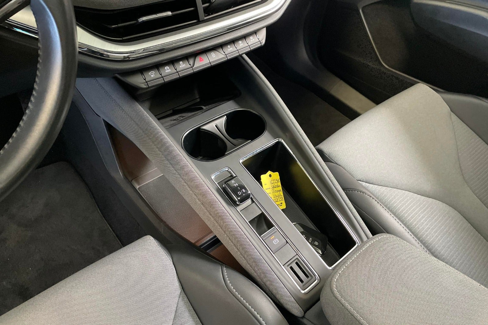 Hvid Skoda Enyaq fra 2023