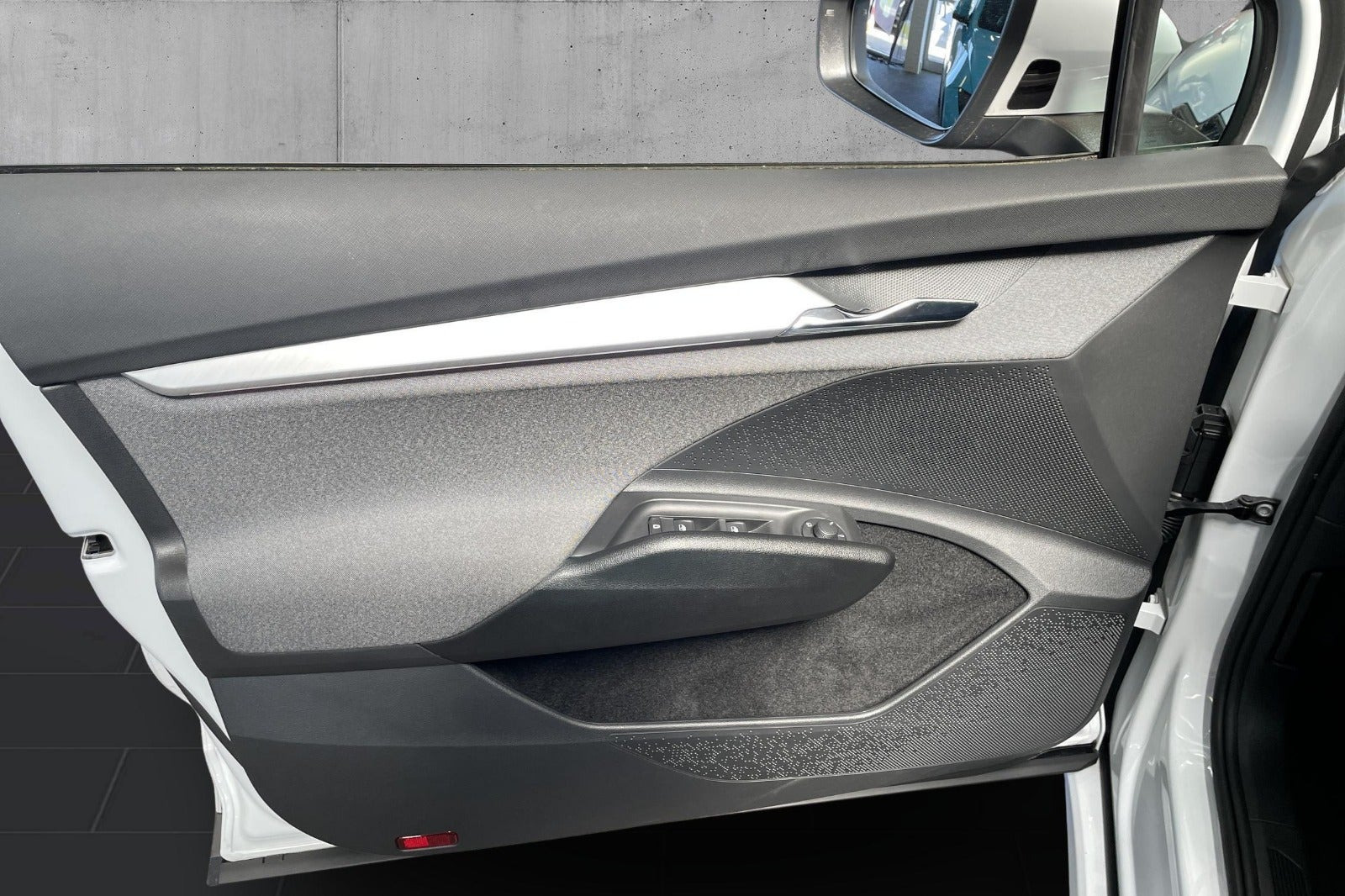 Hvid Skoda Enyaq fra 2023