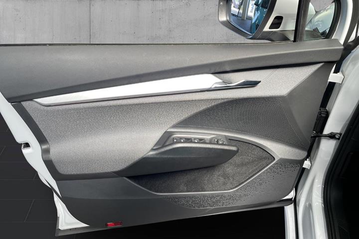 Hvid Skoda Enyaq fra 2023