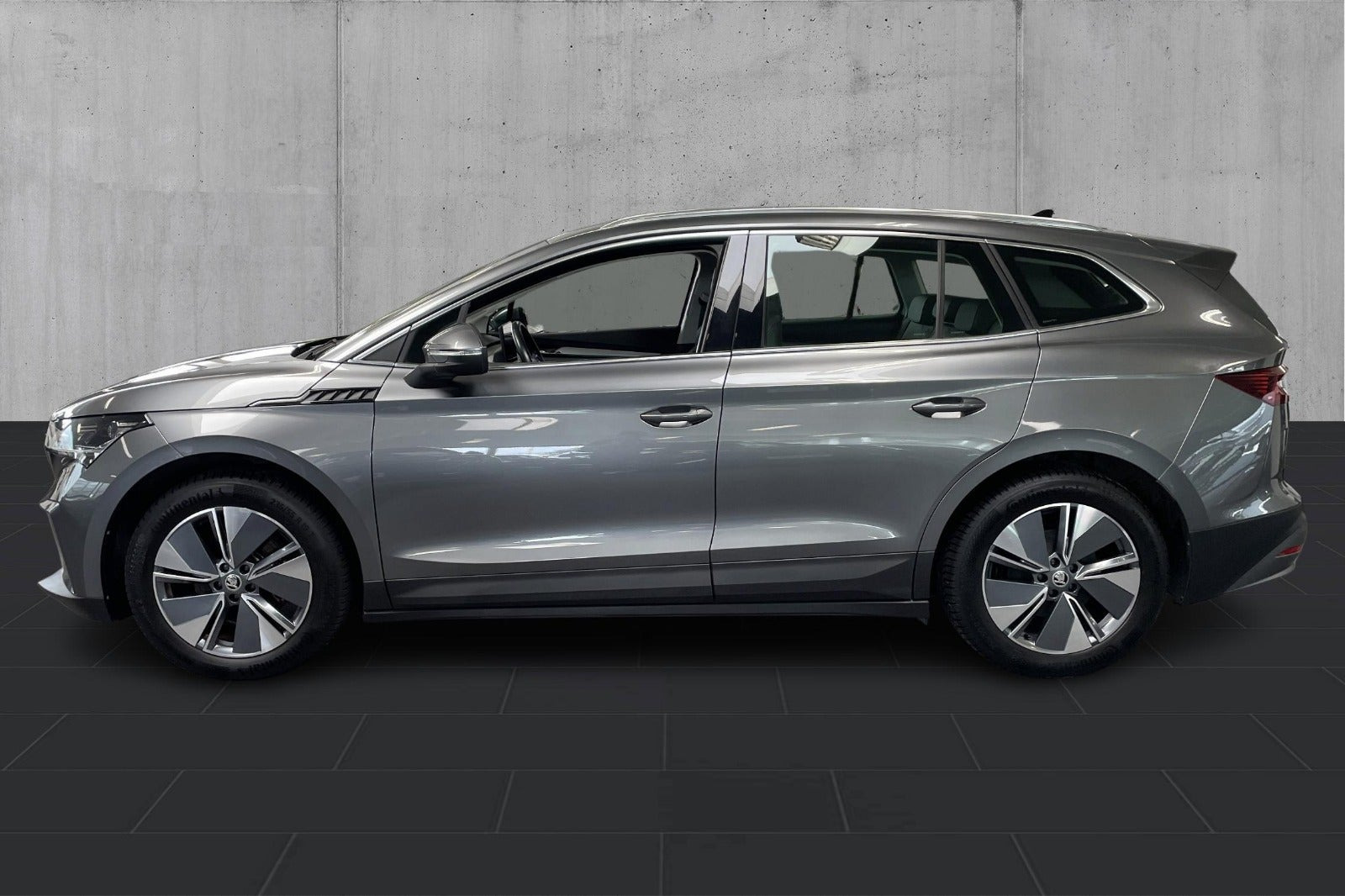 Grå Skoda Enyaq fra 2023