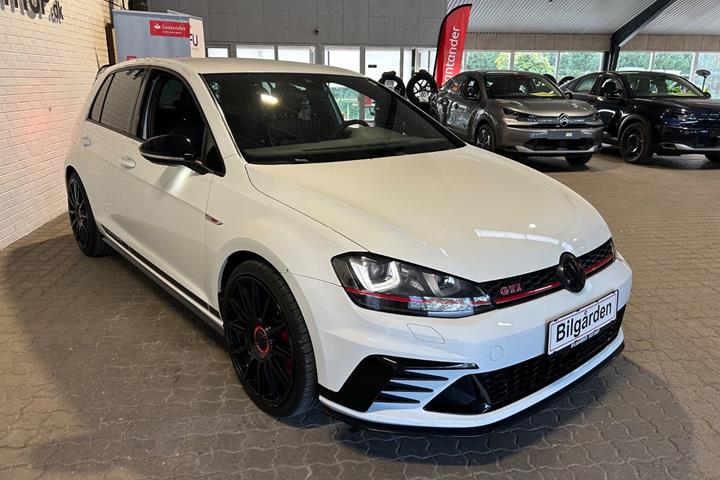 Hvid VW Golf VII fra 2016