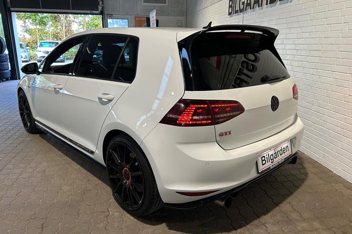 Hvid VW Golf VII fra 2016