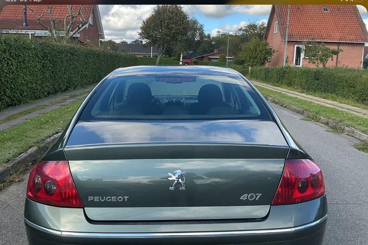 Grå Peugeot 407 fra 2007