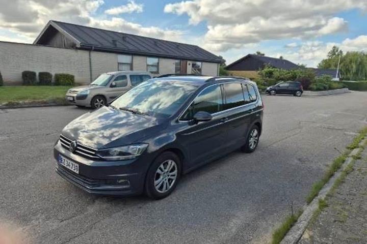 Sølv VW Touran fra 2018