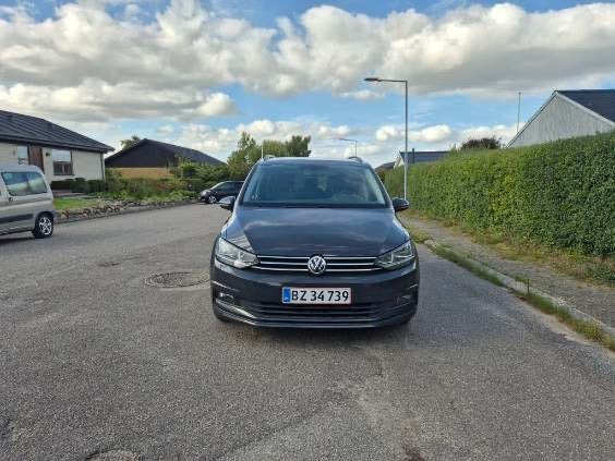 Sølv VW Touran fra 2018