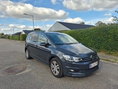 Sølv VW Touran fra 2018