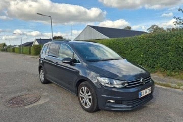 Sølv VW Touran fra 2018