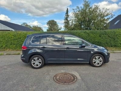 Sølv VW Touran fra 2018