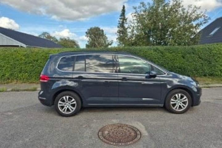 Sølv VW Touran fra 2018