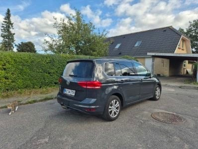 Sølv VW Touran fra 2018
