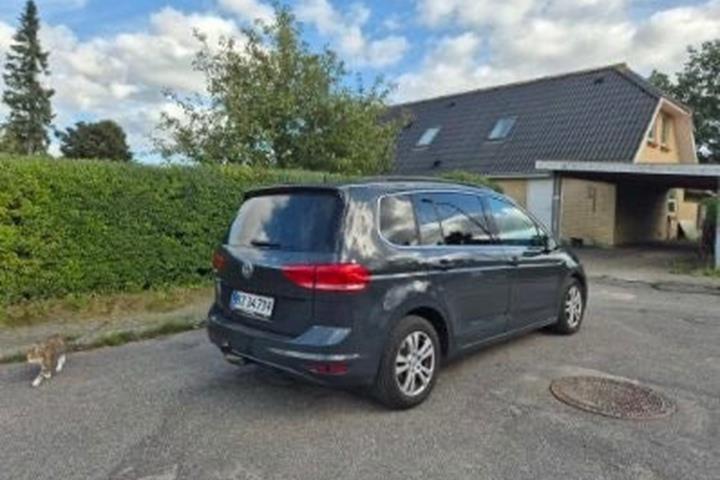 Sølv VW Touran fra 2018