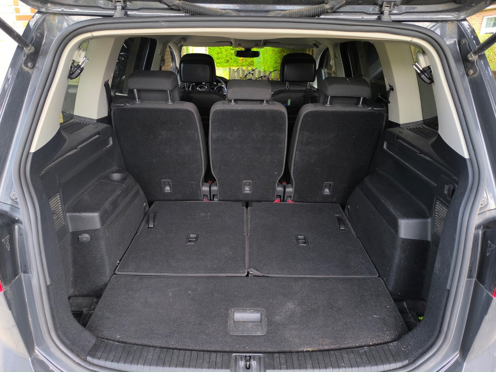 Sølv VW Touran fra 2018