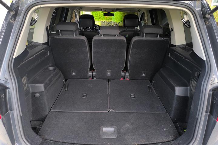 Sølv VW Touran fra 2018