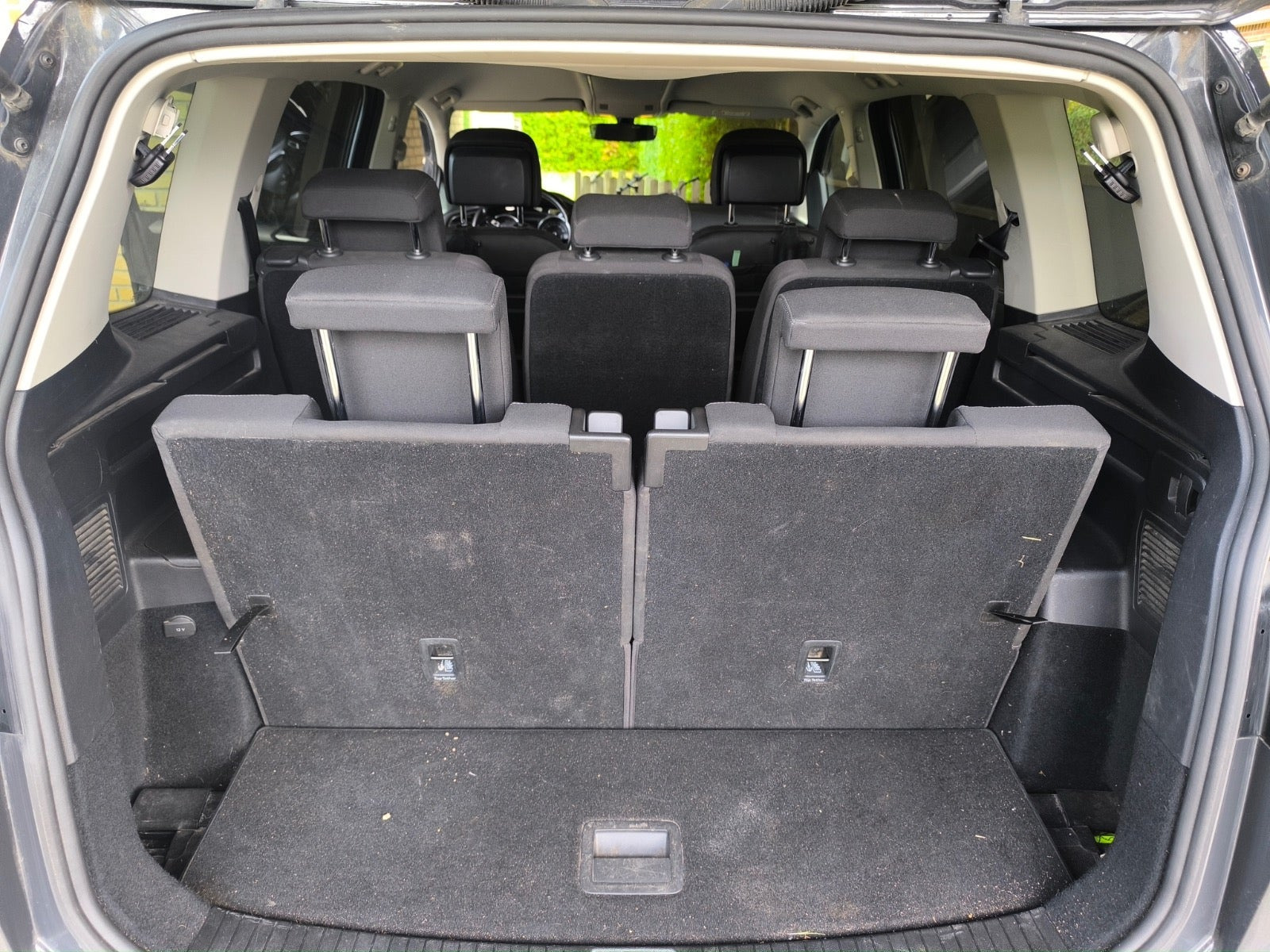 Sølv VW Touran fra 2018