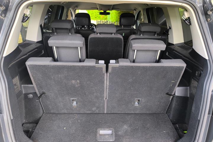 Sølv VW Touran fra 2018