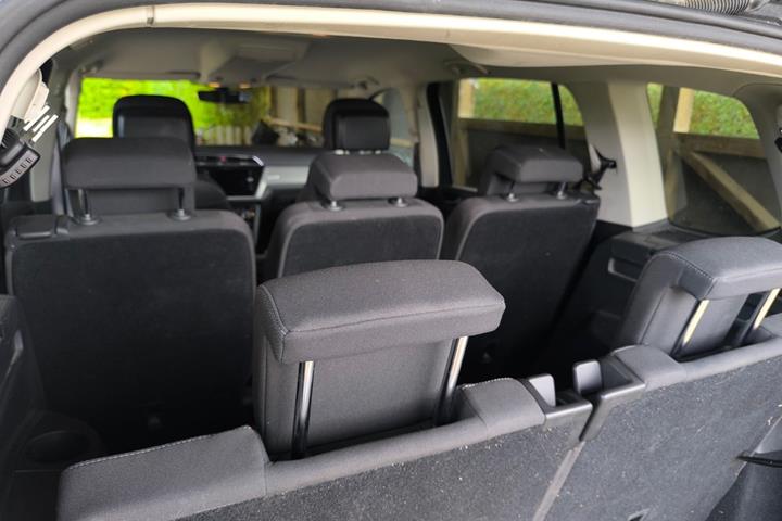 Sølv VW Touran fra 2018