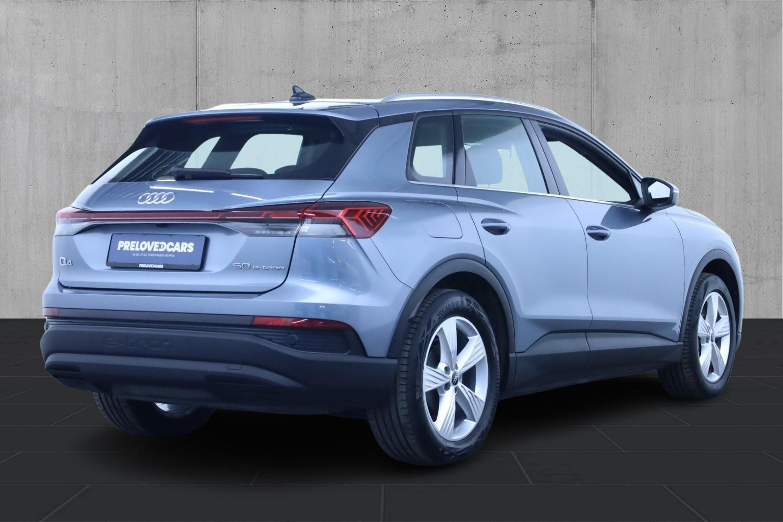 Grå Audi Q4 e-tron fra 2024