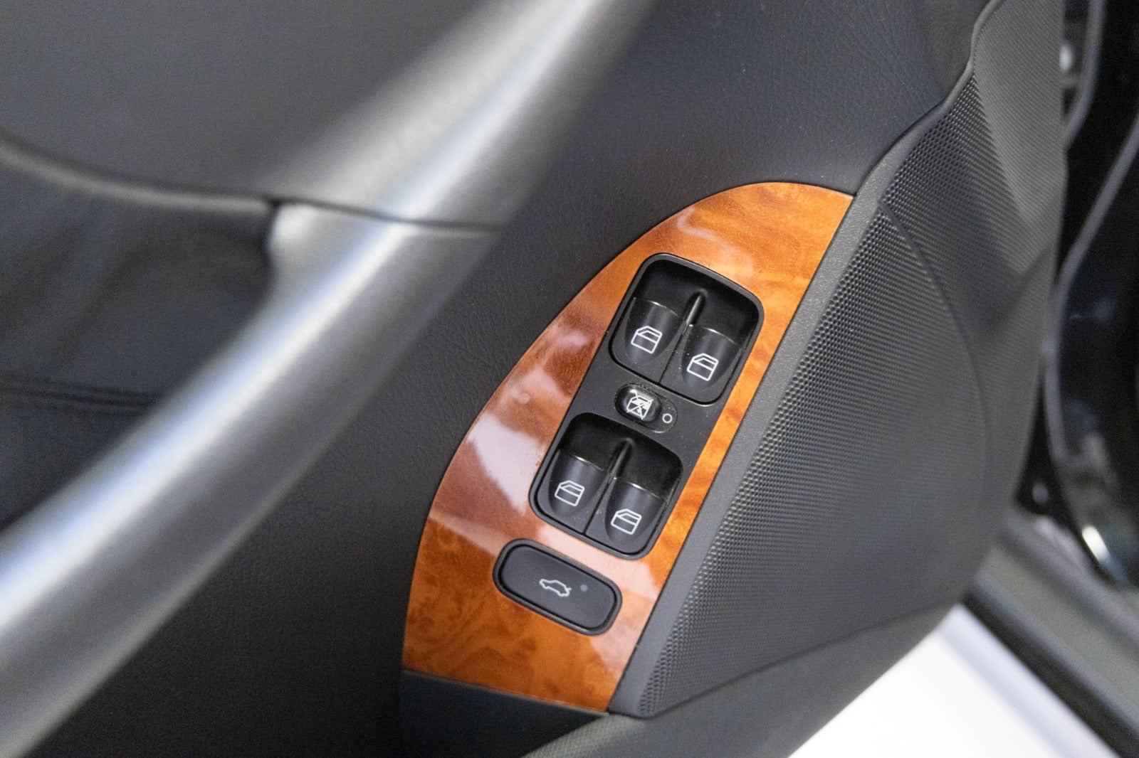 Sort Mercedes CLK240 fra 2003