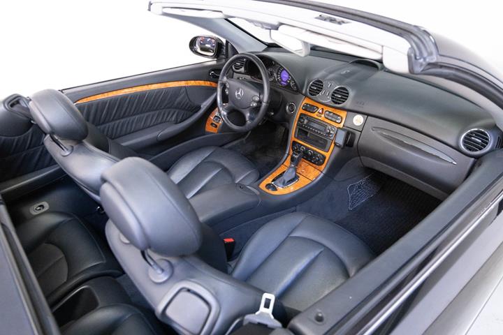 Sort Mercedes CLK240 fra 2003
