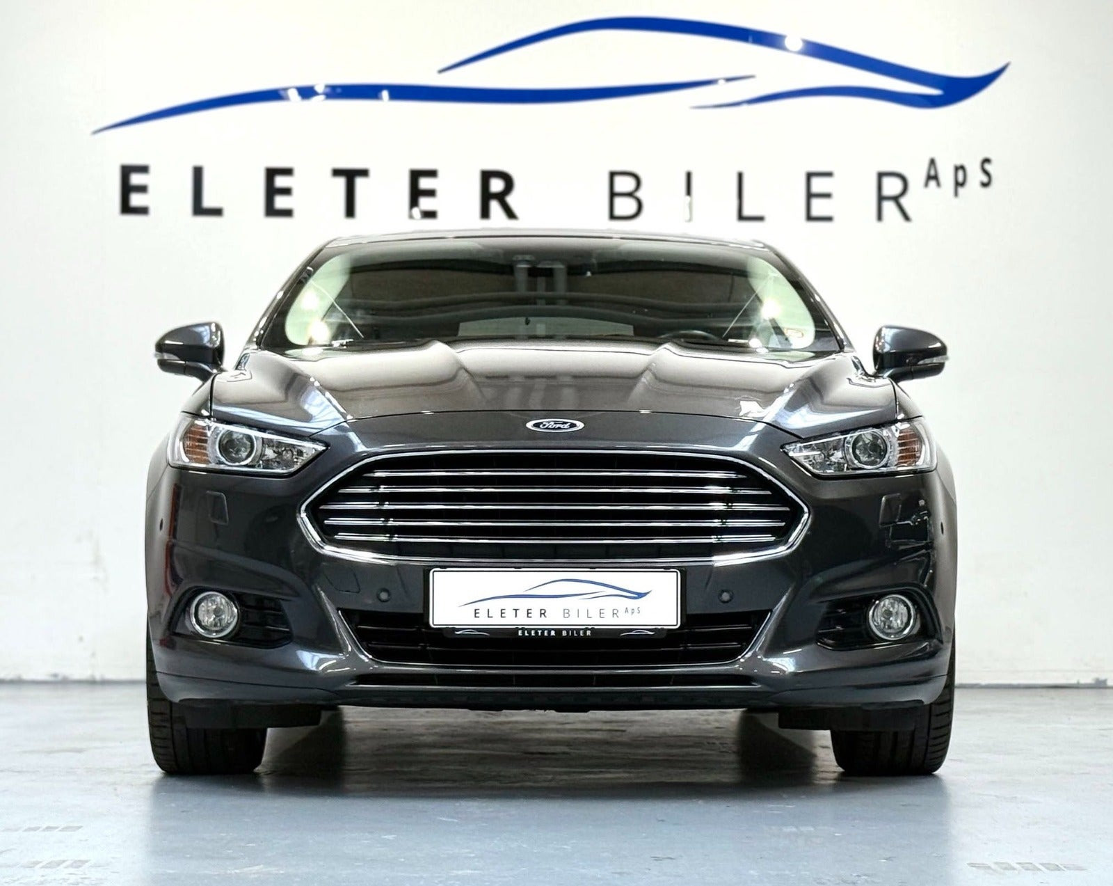Grå Ford Mondeo fra 2017