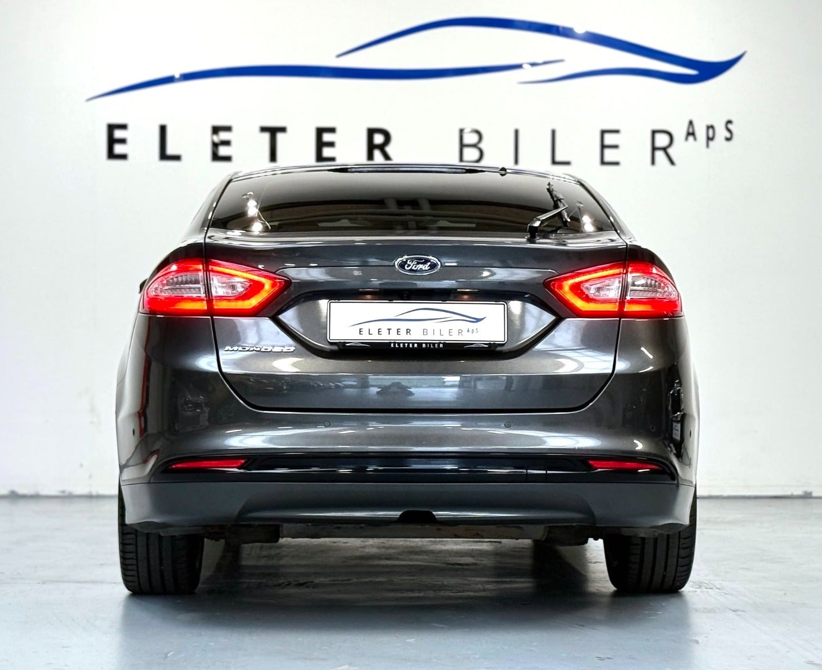 Grå Ford Mondeo fra 2017