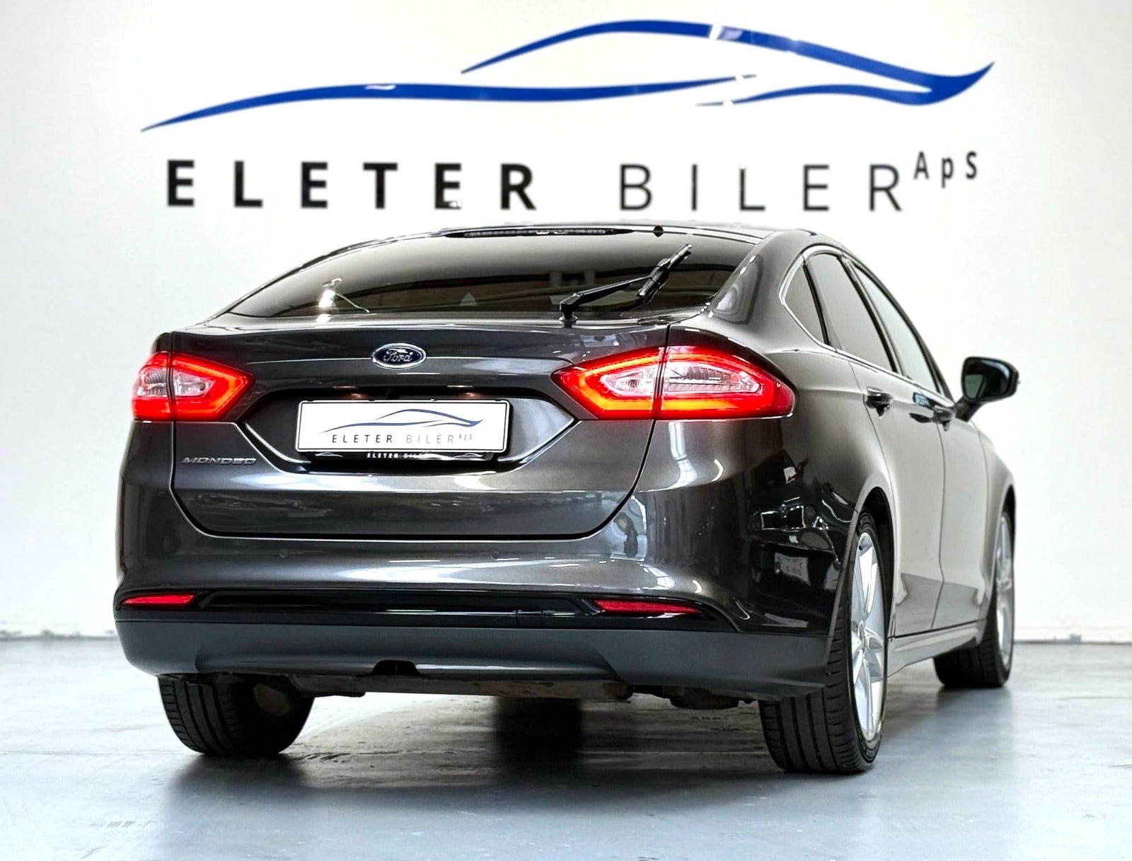 Grå Ford Mondeo fra 2017