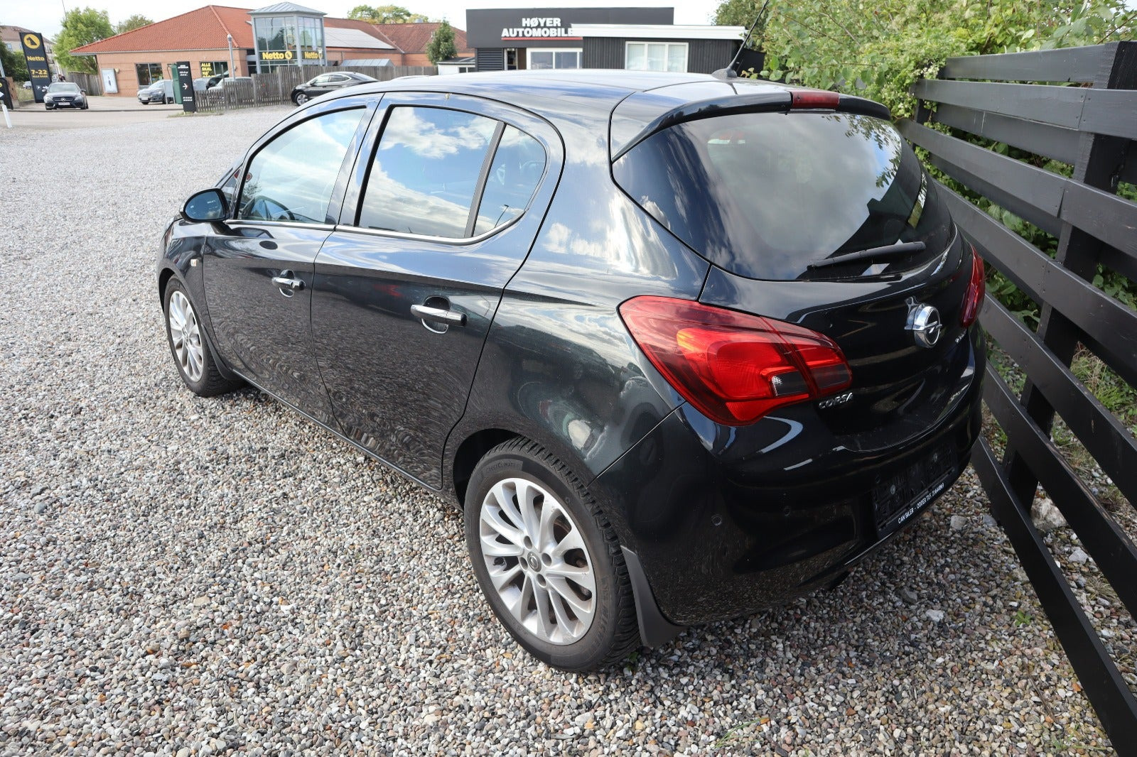 Sort Opel Corsa fra 2016