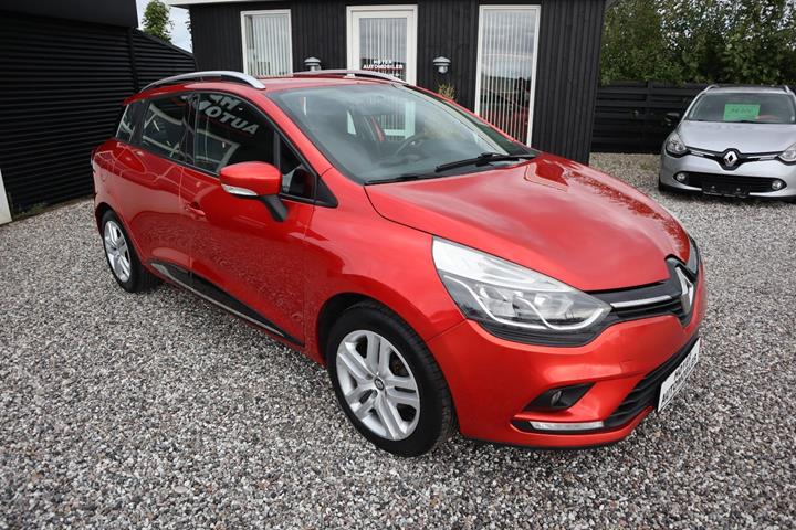 Rød Renault Clio IV fra 2016