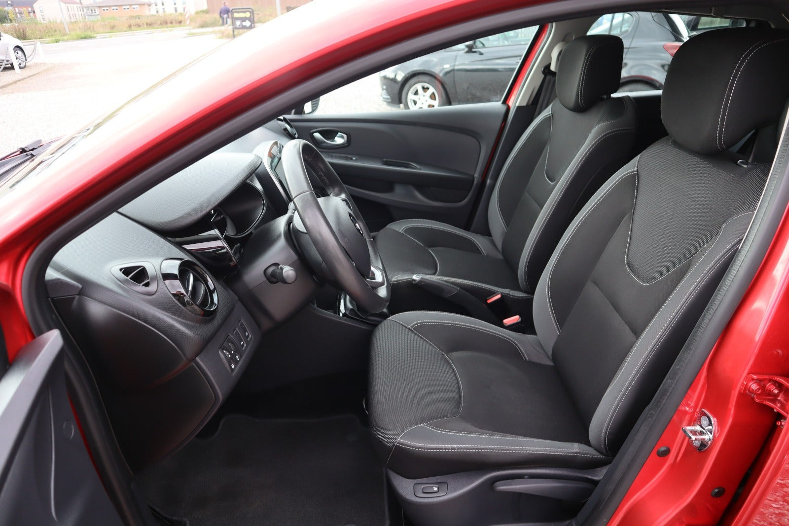 Rød Renault Clio IV fra 2016