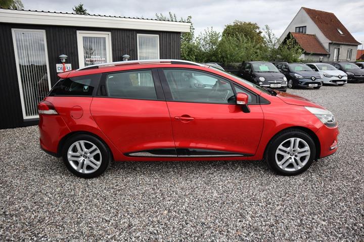 Rød Renault Clio IV fra 2016