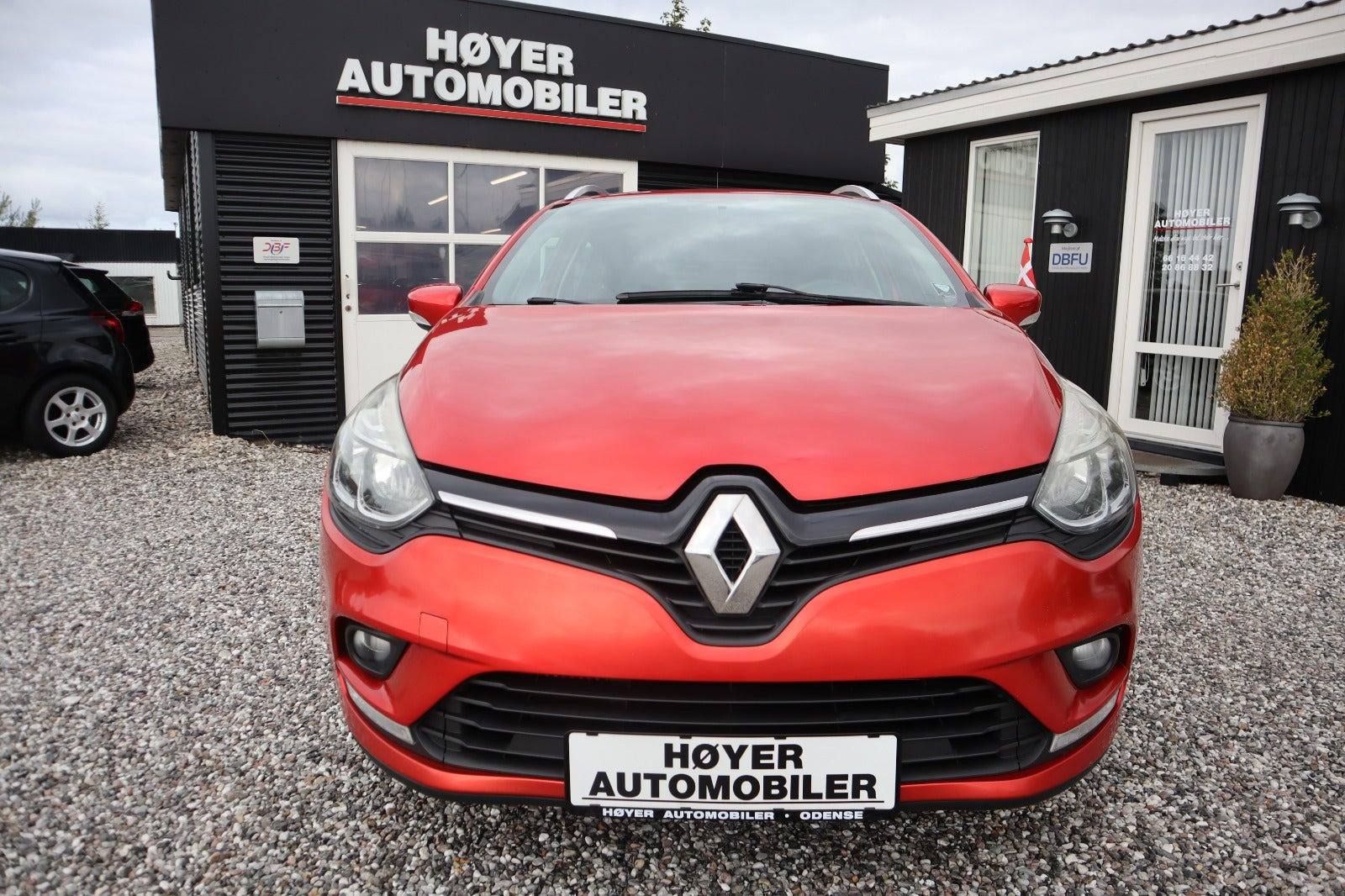 Rød Renault Clio IV fra 2016