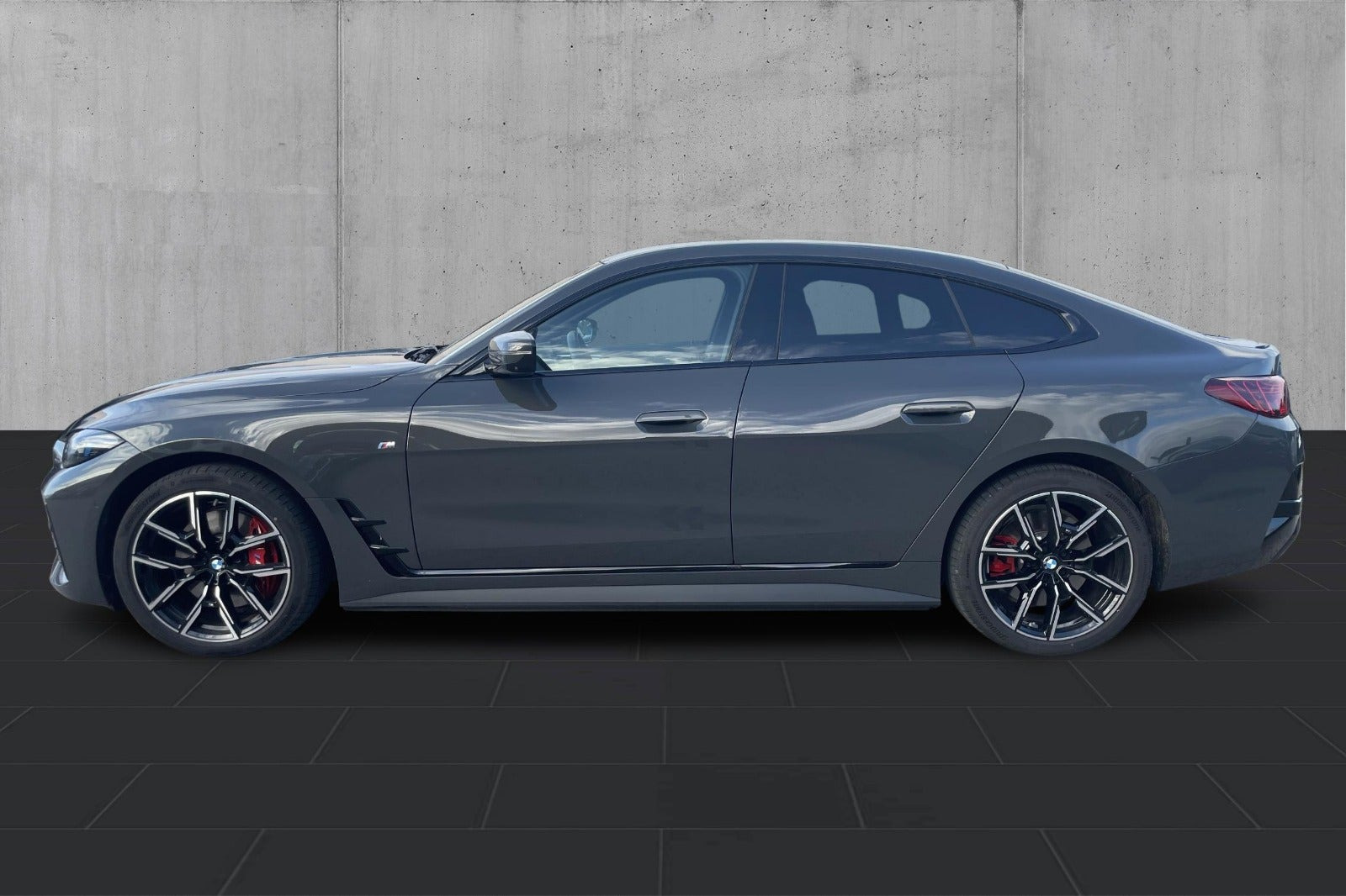 Grå BMW i4 fra 2026