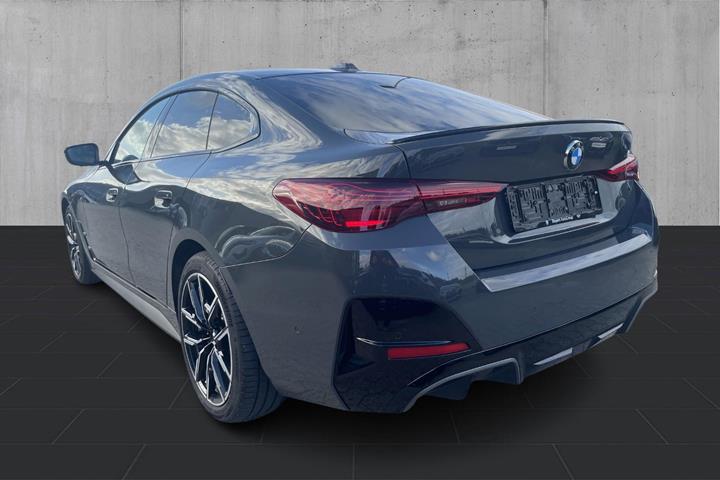 Grå BMW i4 fra 2026