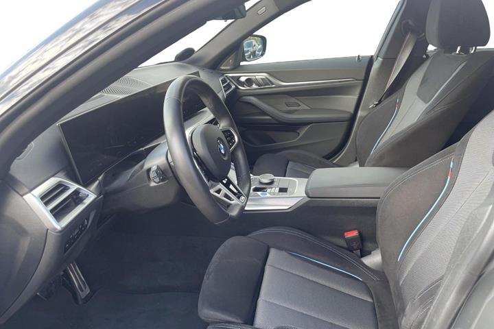 Grå BMW i4 fra 2026