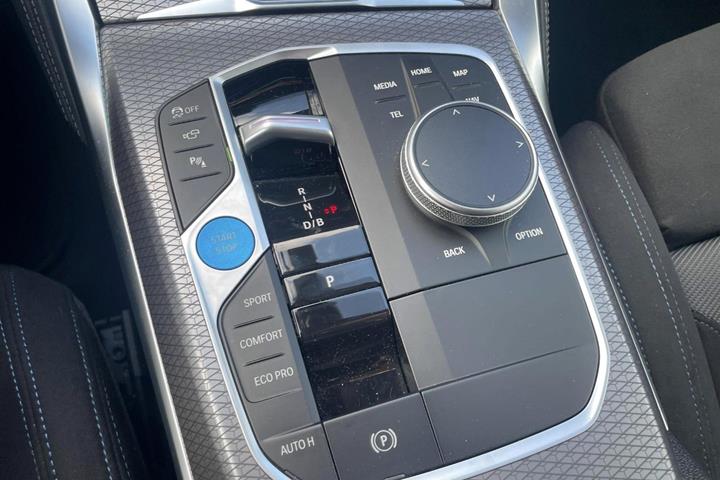 Grå BMW i4 fra 2026