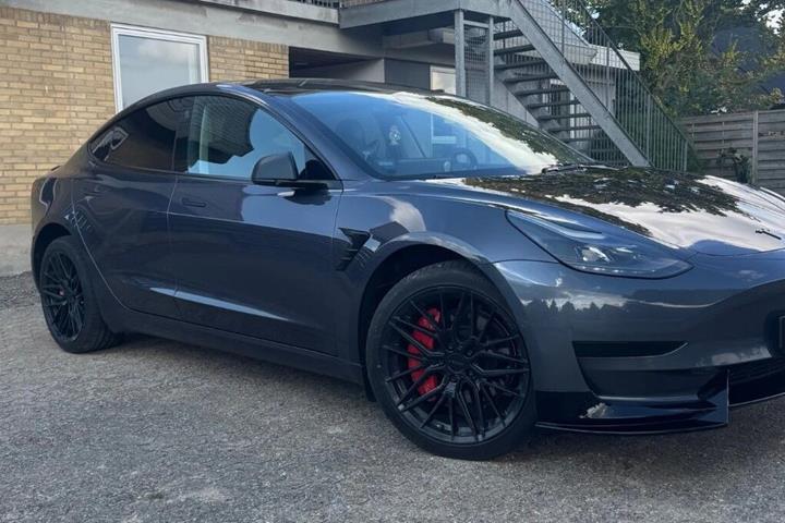 Grå Tesla Model 3 fra 2022