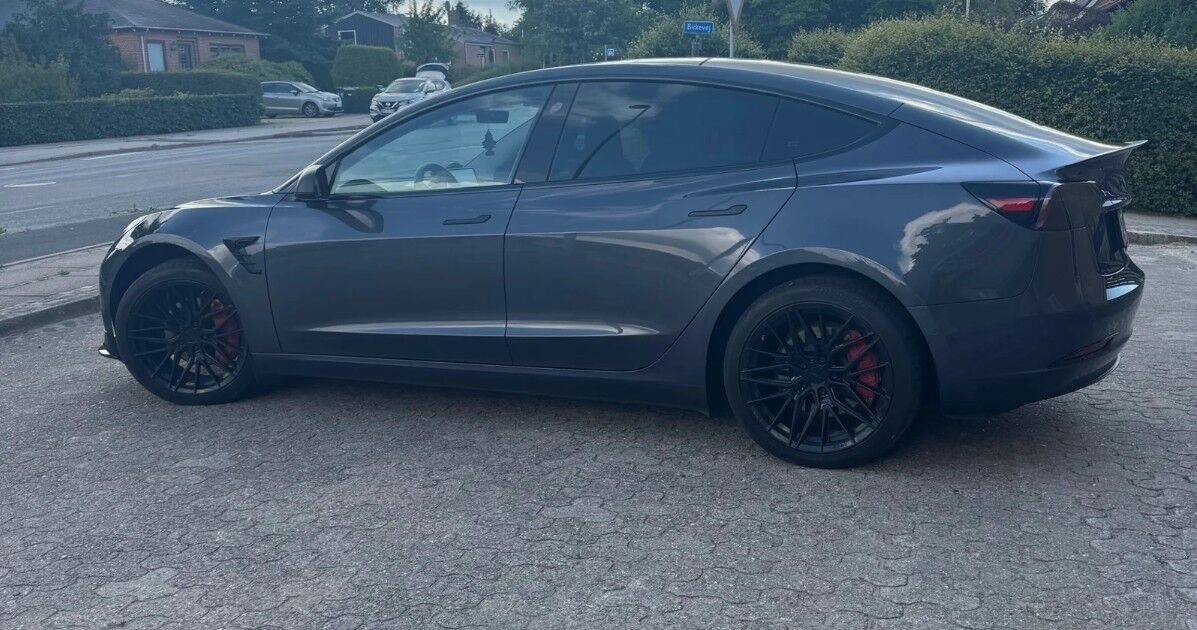 Grå Tesla Model 3 fra 2022