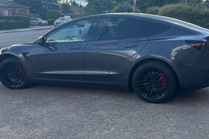 Grå Tesla Model 3 fra 2022