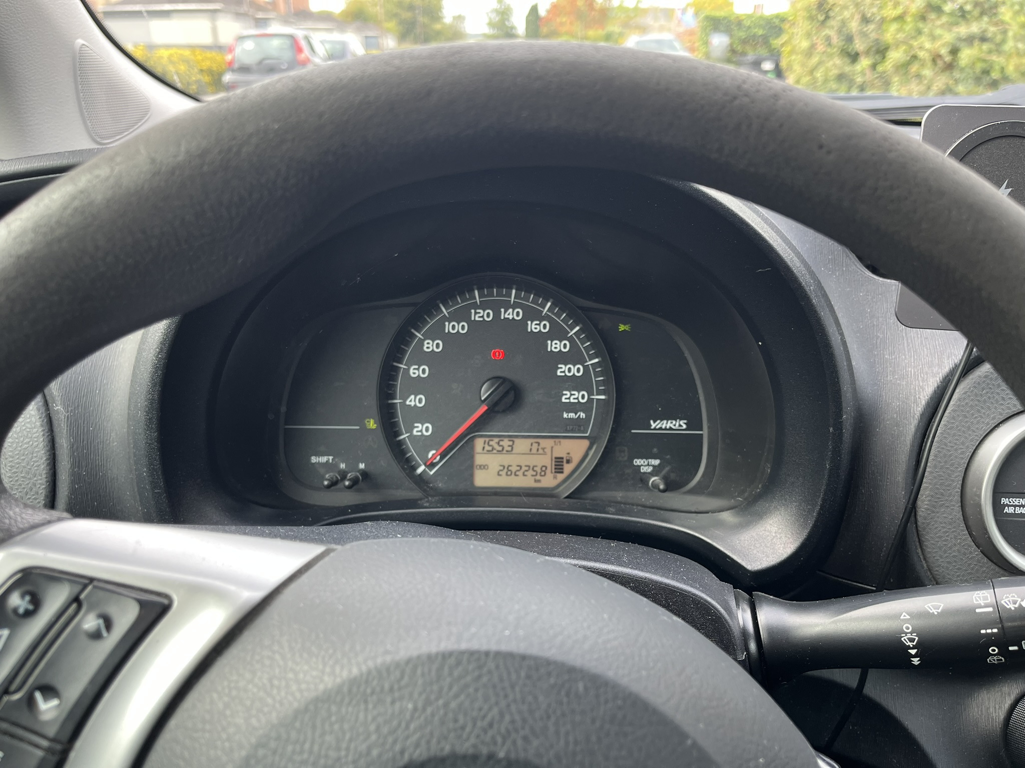 Grå Toyota Yaris fra 2012